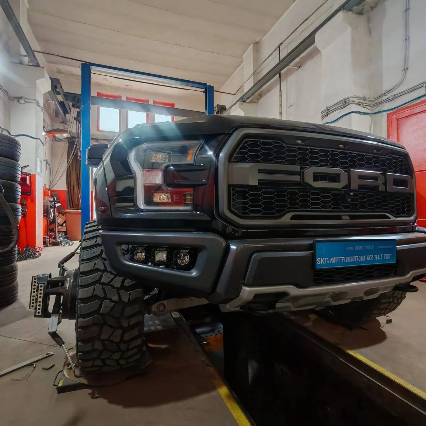 Pick-up Ford na zdviháku v dielni ANDUS, na kolesách upnuté snímače 3D geometrie
