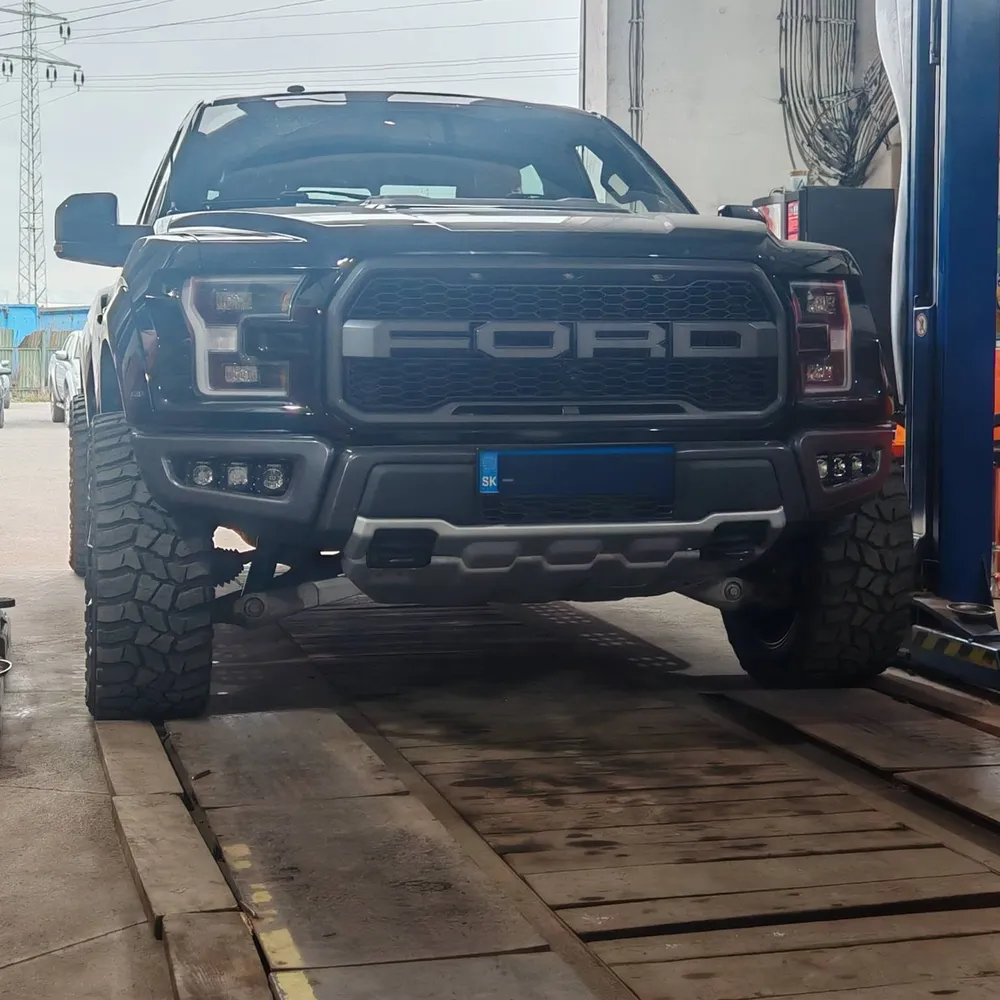Ford spredu nad montážnou jamou pri vstupe do dielne